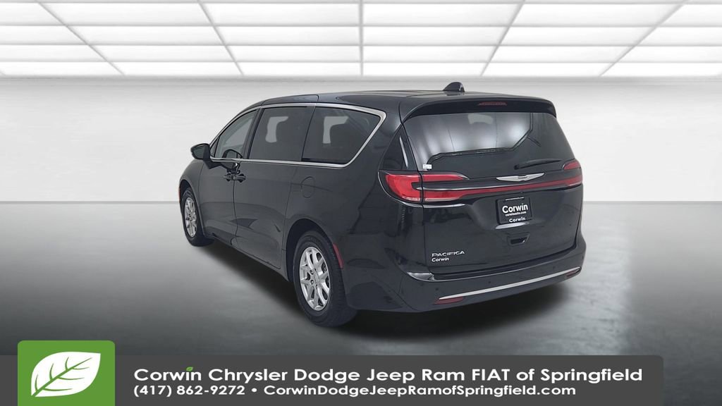 Used 2023 Chrysler Pacifica Touring-L image 11