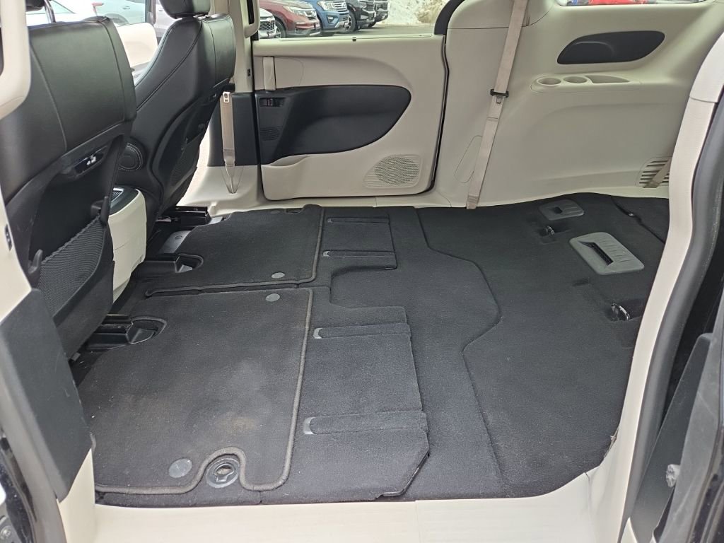 Used 2023 Chrysler Pacifica Touring-L FWD image 29