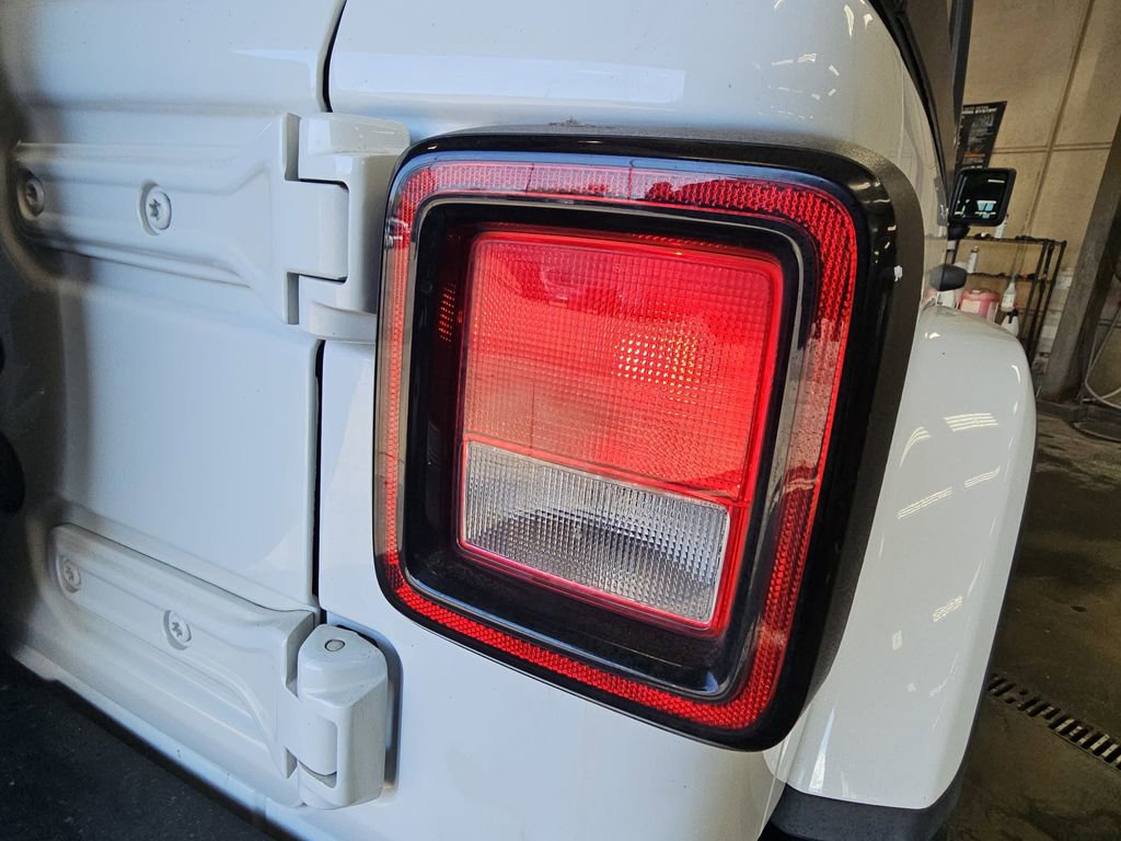 Used 2020 Jeep Wrangler Unlimited Sahara AWD/4WD image 32