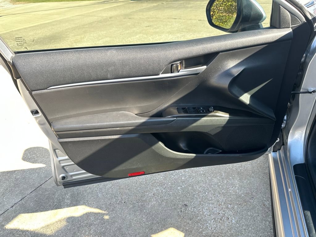 Used 2023 Toyota Camry SE w/ Convenience Package image 11