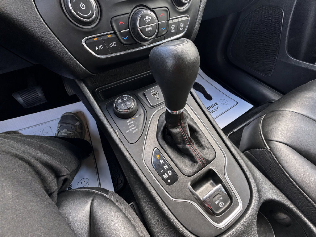 Used 2022 Jeep Cherokee Trailhawk w/ Comfort/Convenience Group AWD/4WD image 22