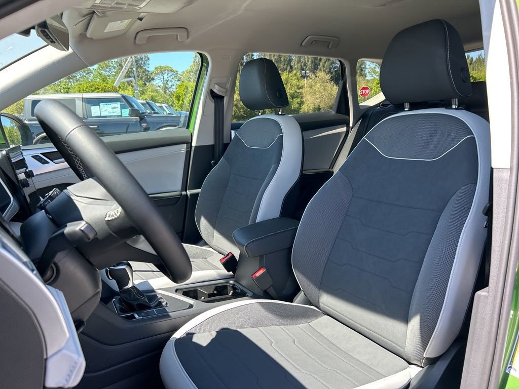 Used 2025 Volkswagen Taos SE image 14