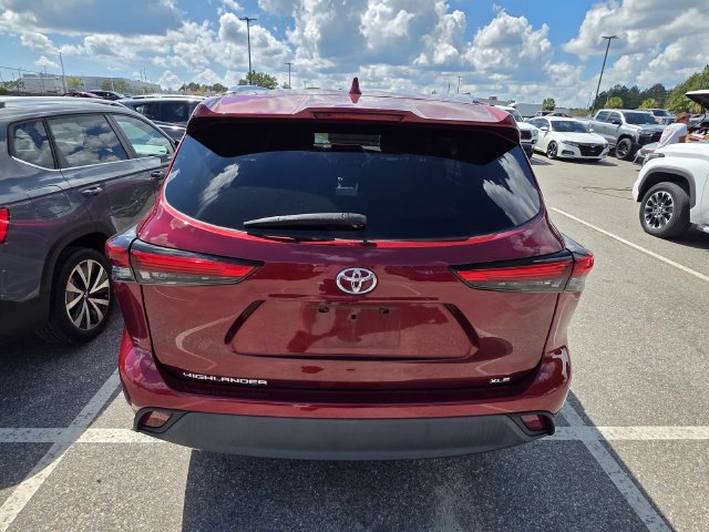 Used 2020 Toyota Highlander XLE FWD image 3
