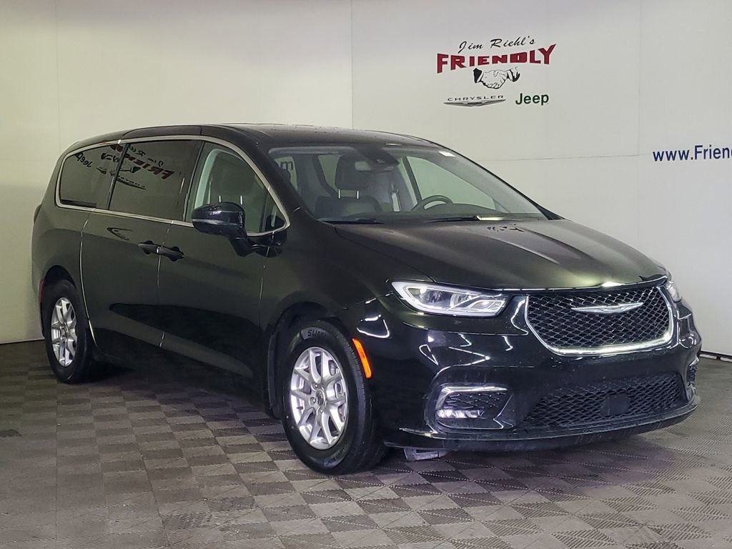 Used 2024 Chrysler Pacifica Touring-L image 2