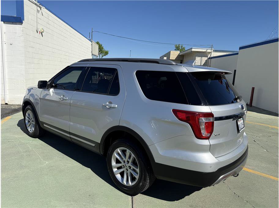 Used 2017 Ford Explorer XLT w/ Equipment Group 201A FWD image 8