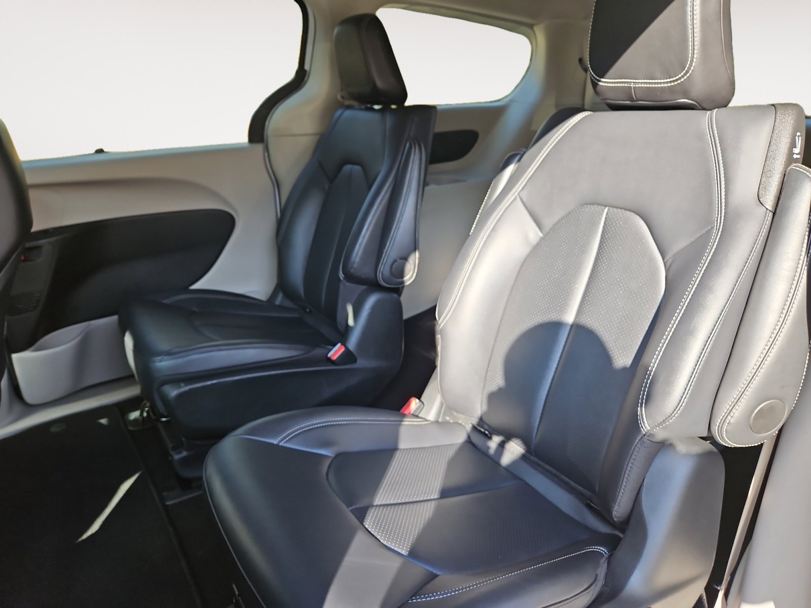 Used 2024 Chrysler Pacifica Select image 13