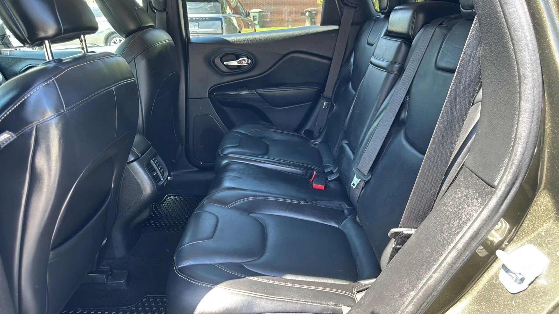 Used 2016 Jeep Cherokee Limited image 11