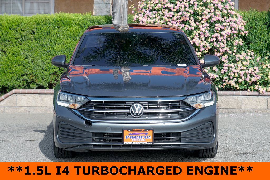 Used 2022 Volkswagen Jetta SE image 3