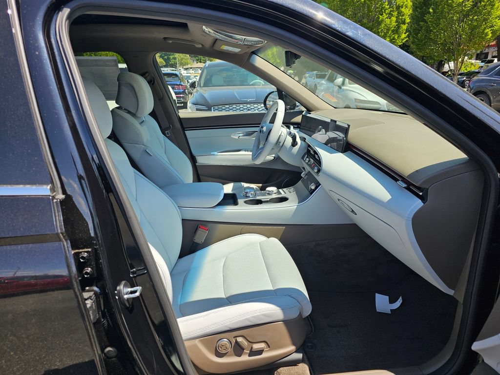 Certified 2026 Genesis GV70 2.5T Advanced AWD/4WD image 9