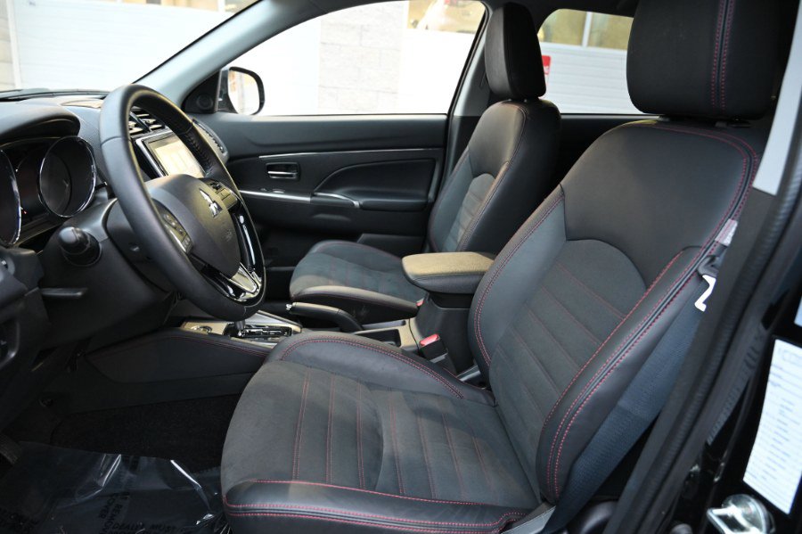 Used 2025 Mitsubishi Outlander Sport SE image 2