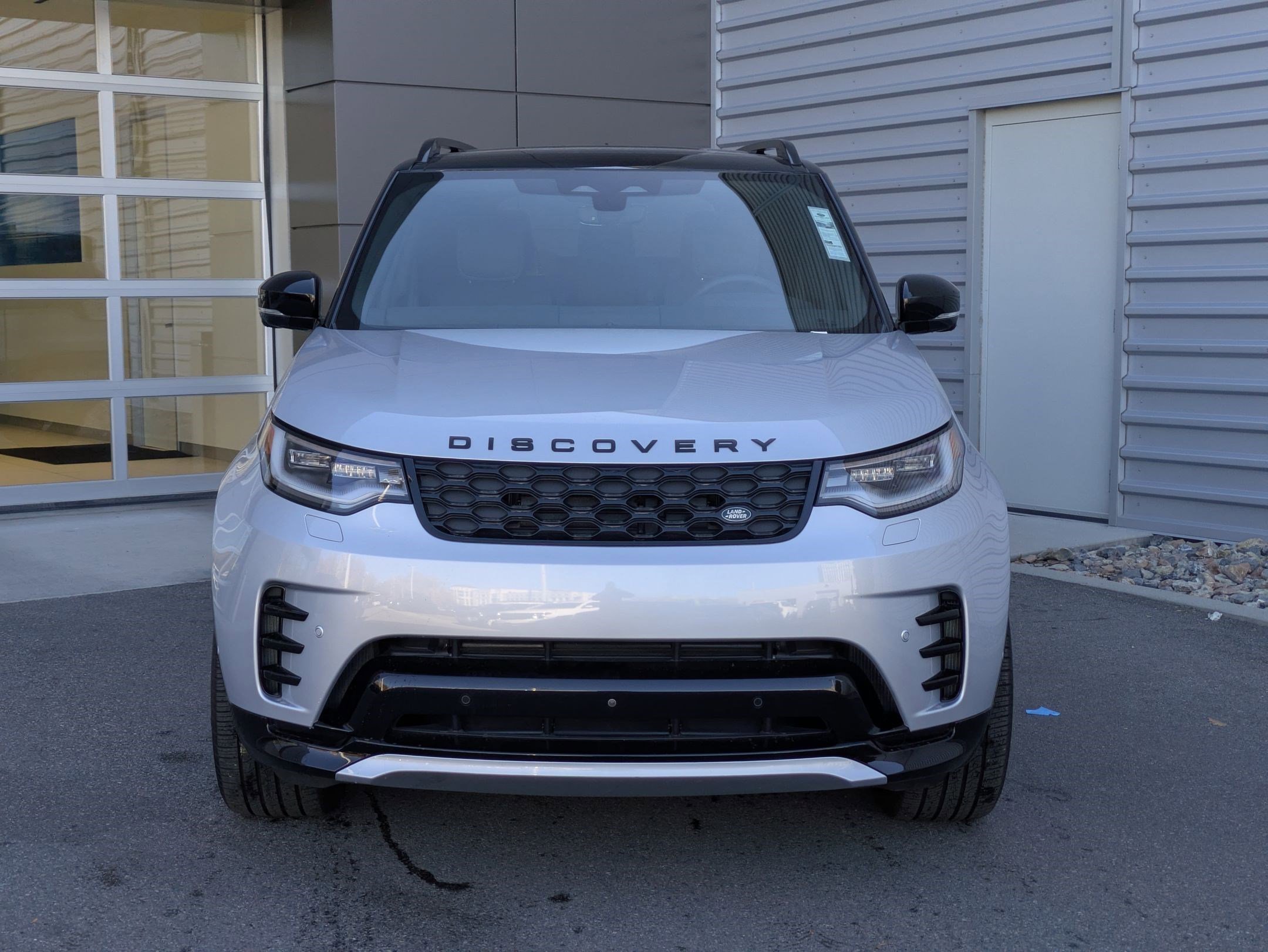 Used 2024 Land Rover Discovery Dynamic SE image 11