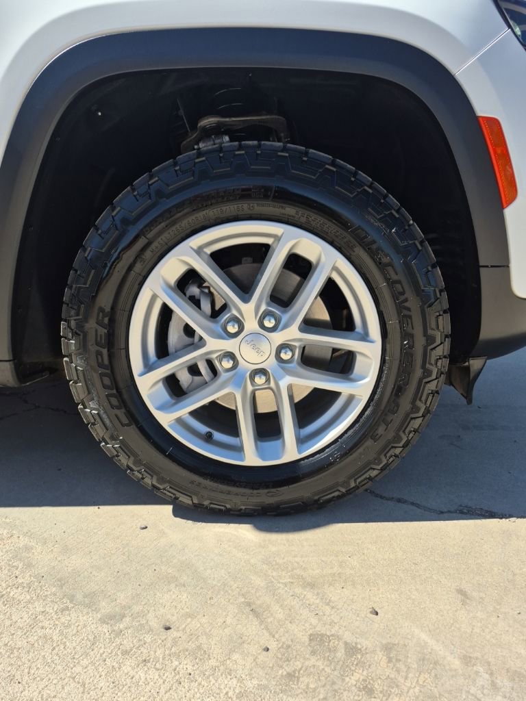 Used 2023 Jeep Grand Cherokee Laredo X image 11