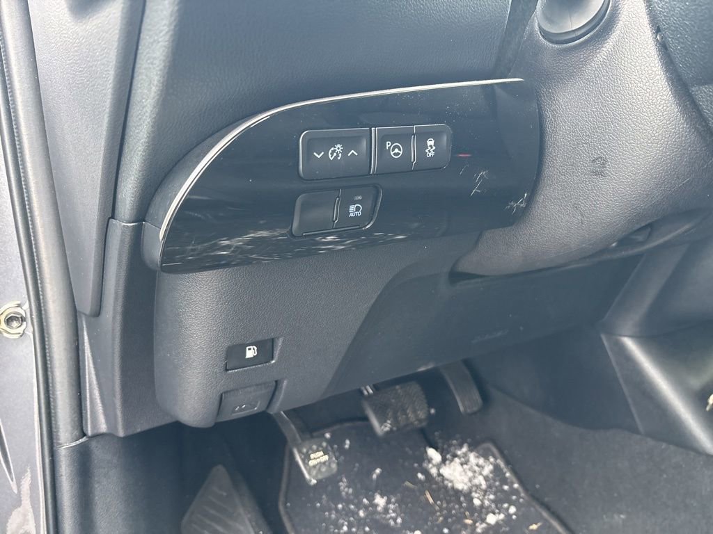 Used 2021 Toyota Prius LE image 17