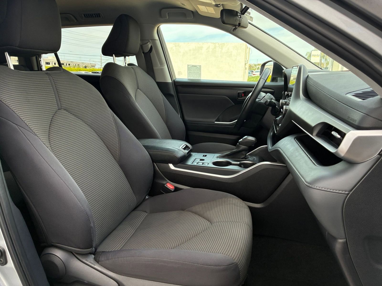 Used 2025 Toyota Highlander LE FWD image 38