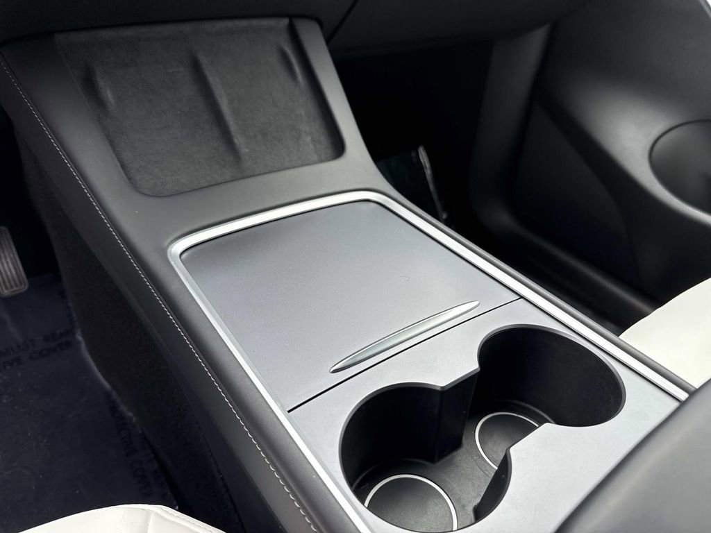 Used 2022 Tesla Model Y Long Range image 33