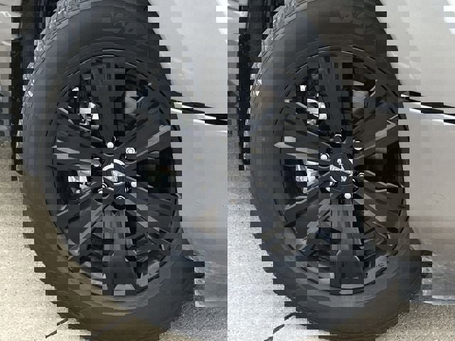 Used 2023 Nissan Titan SV w/ SV Convenience Package RWD image 9