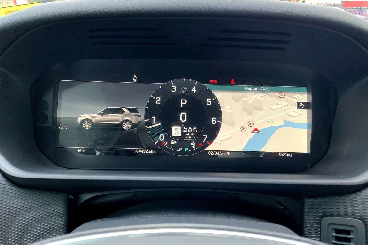 Used 2025 Land Rover Discovery Dynamic SE AWD/4WD image 25