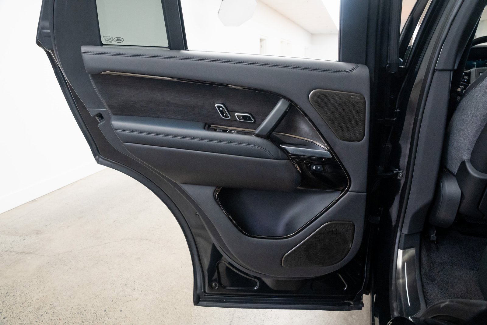 Used 2023 Land Rover Range Rover SV image 24