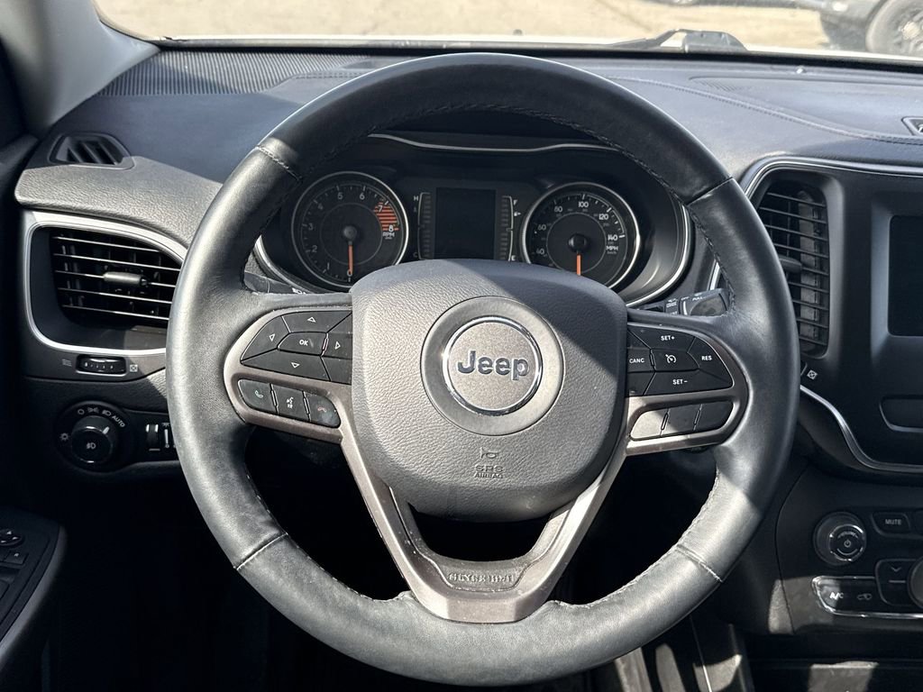 Used 2019 Jeep Cherokee Latitude Plus w/ Cold Weather Group AWD/4WD image 11