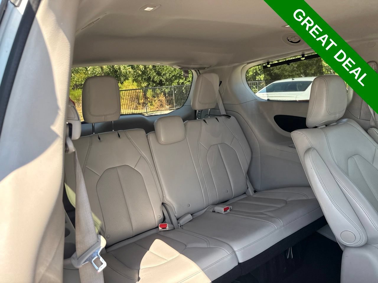 Used 2018 Chrysler Pacifica Touring-L FWD image 11