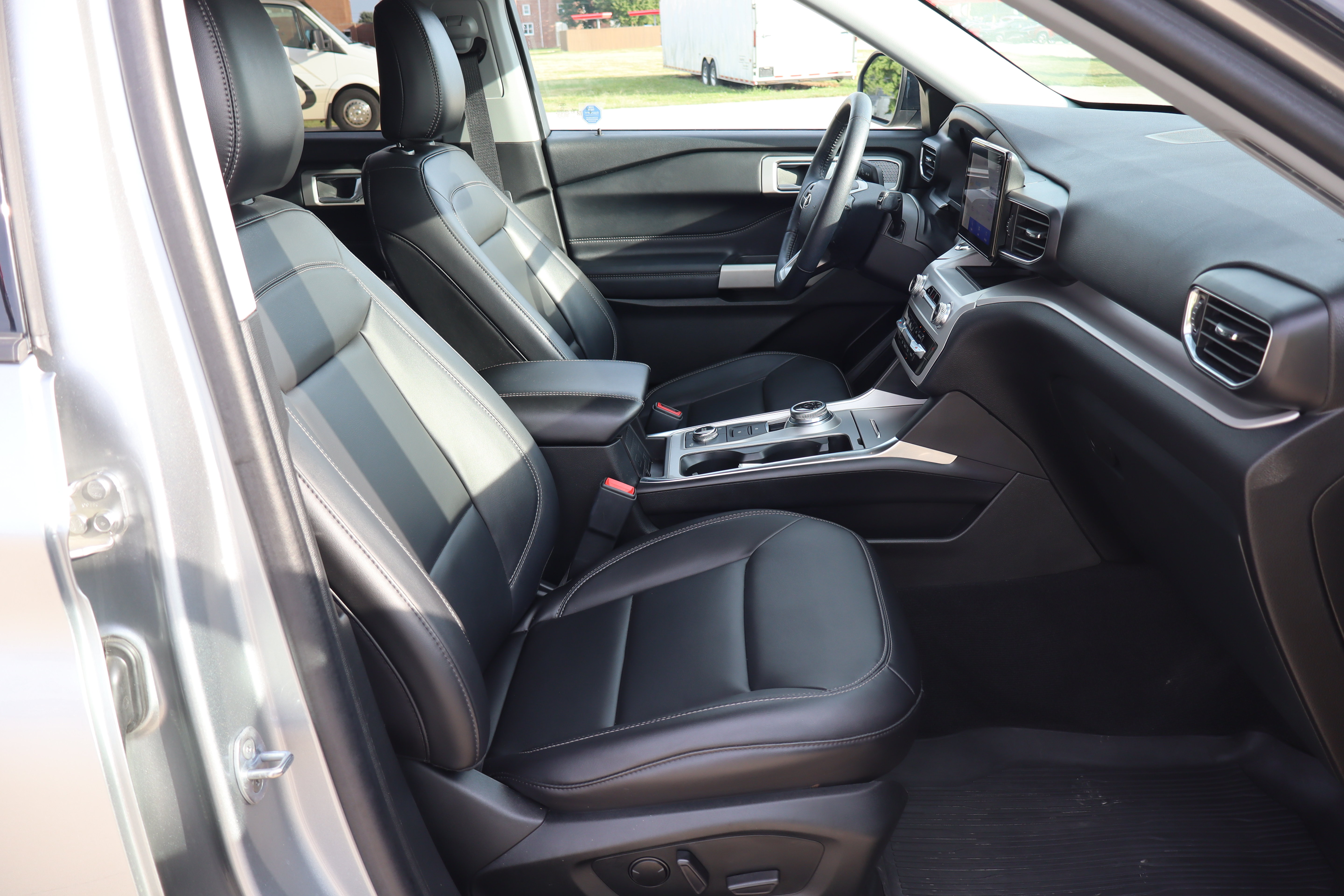Used 2024 Ford Explorer XLT w/ Equipment Group 202A AWD/4WD image 15