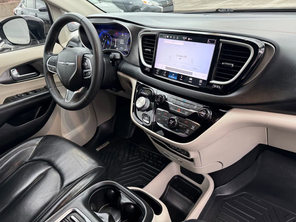 Used 2022 Chrysler Pacifica Touring-L FWD image 17