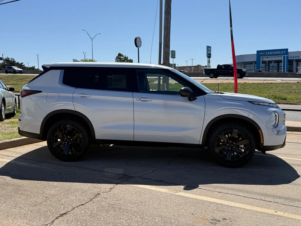 New 2026 Mitsubishi Outlander LE image 16