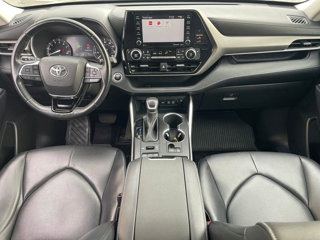Used 2021 Toyota Highlander XLE AWD/4WD image 36