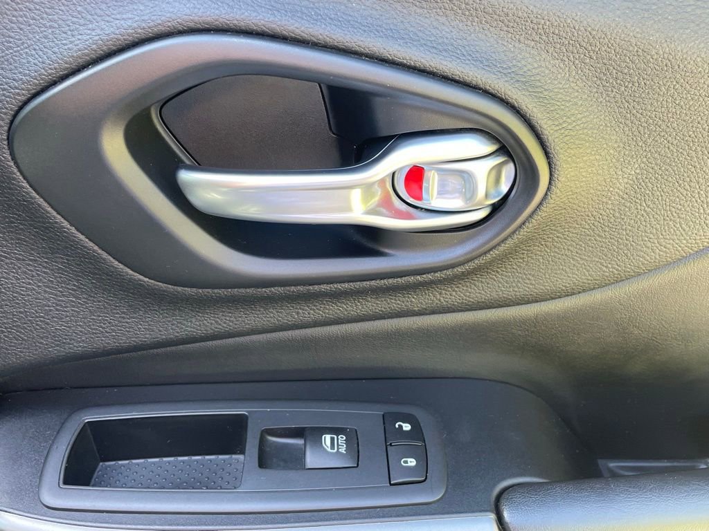 Used 2019 Jeep Cherokee Latitude Plus w/ Cold Weather Group AWD/4WD image 15