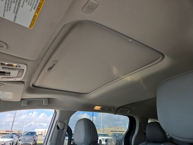 Used 2021 Toyota Sienna XLE FWD image 15