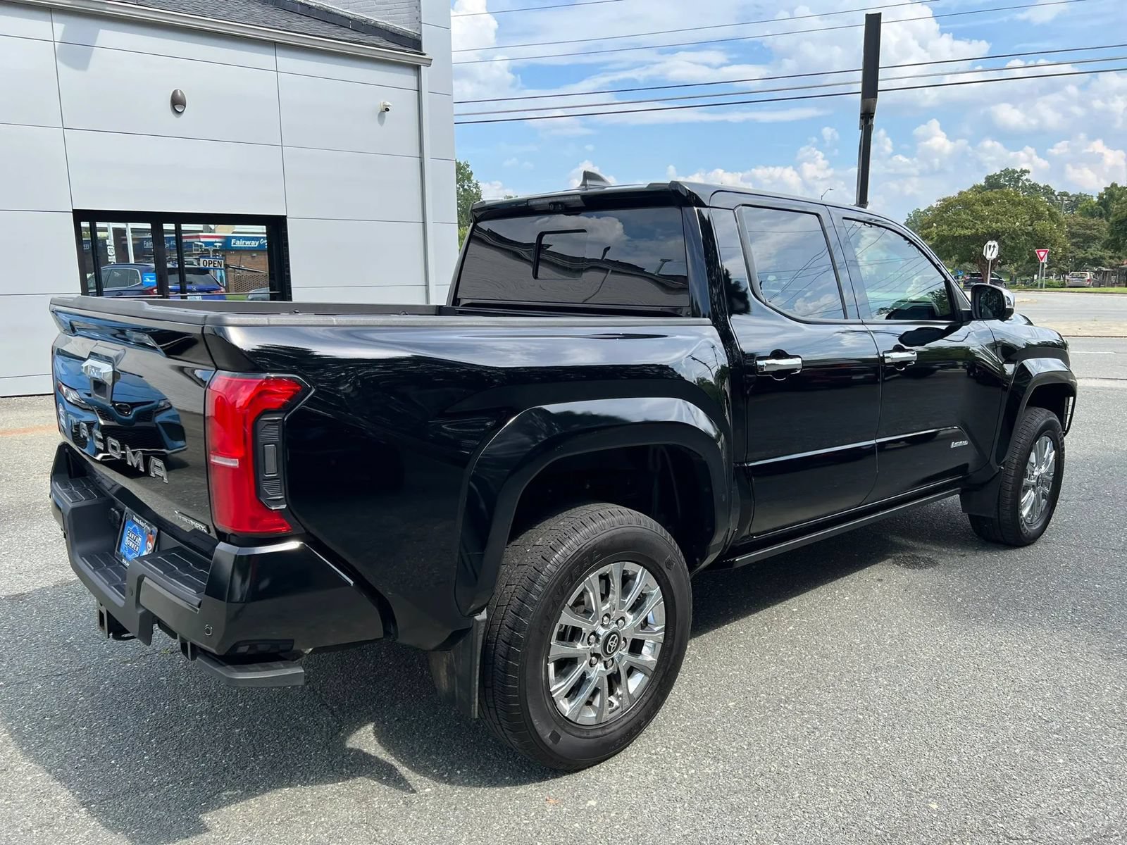 Used 2025 Toyota Tacoma Limited AWD/4WD image 4
