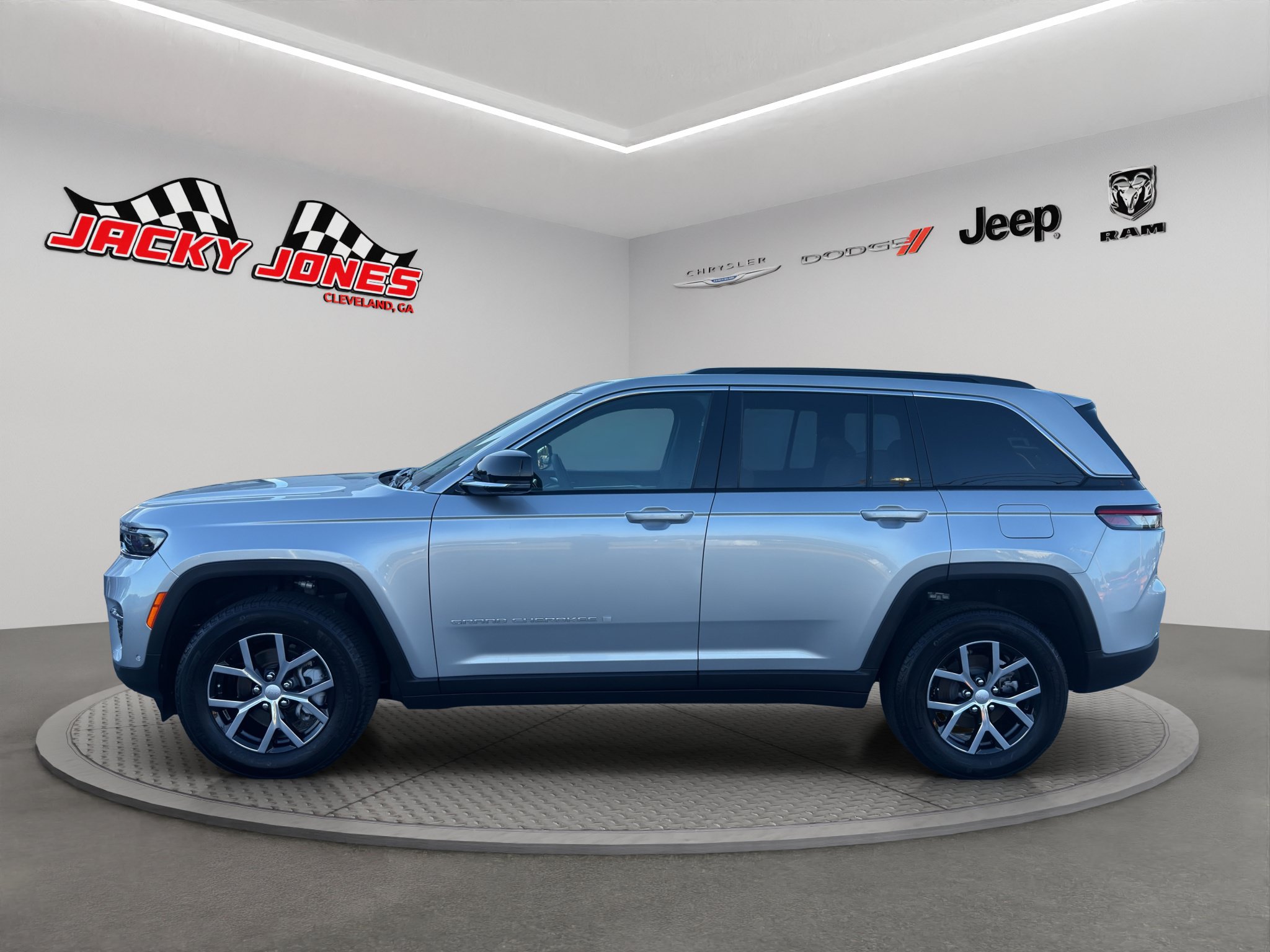 Used 2024 Jeep Grand Cherokee Limited w/ Luxury Tech Group II AWD/4WD image 3