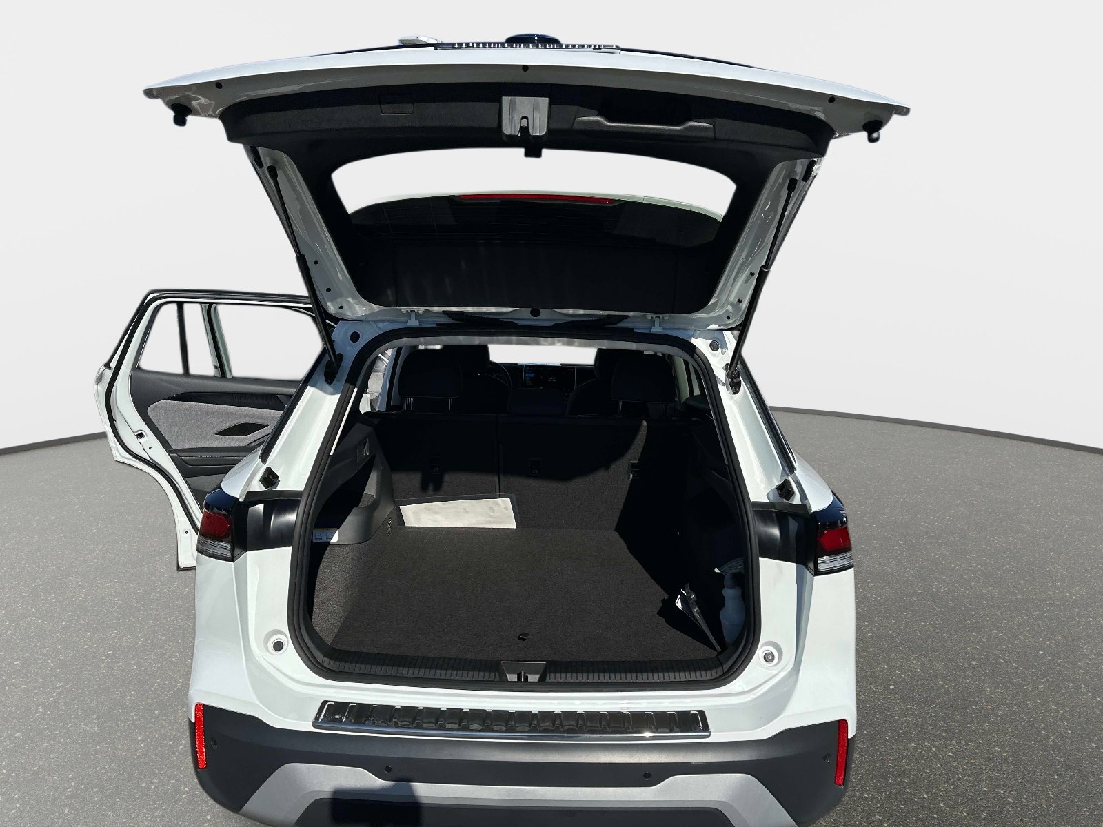 Certified 2025 Volkswagen Tiguan S image 11