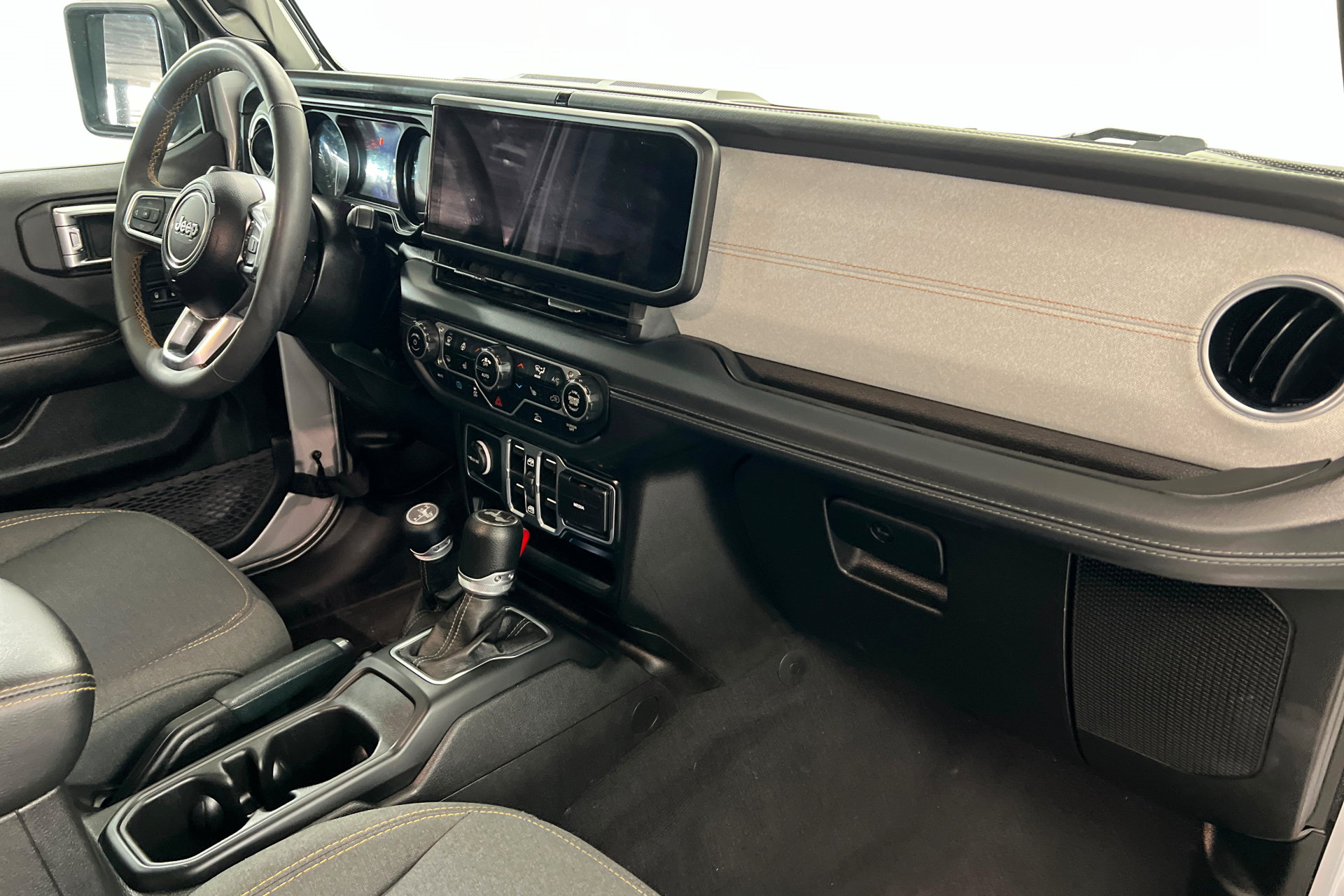 Used 2024 Jeep Wrangler Unlimited Sahara AWD/4WD image 24