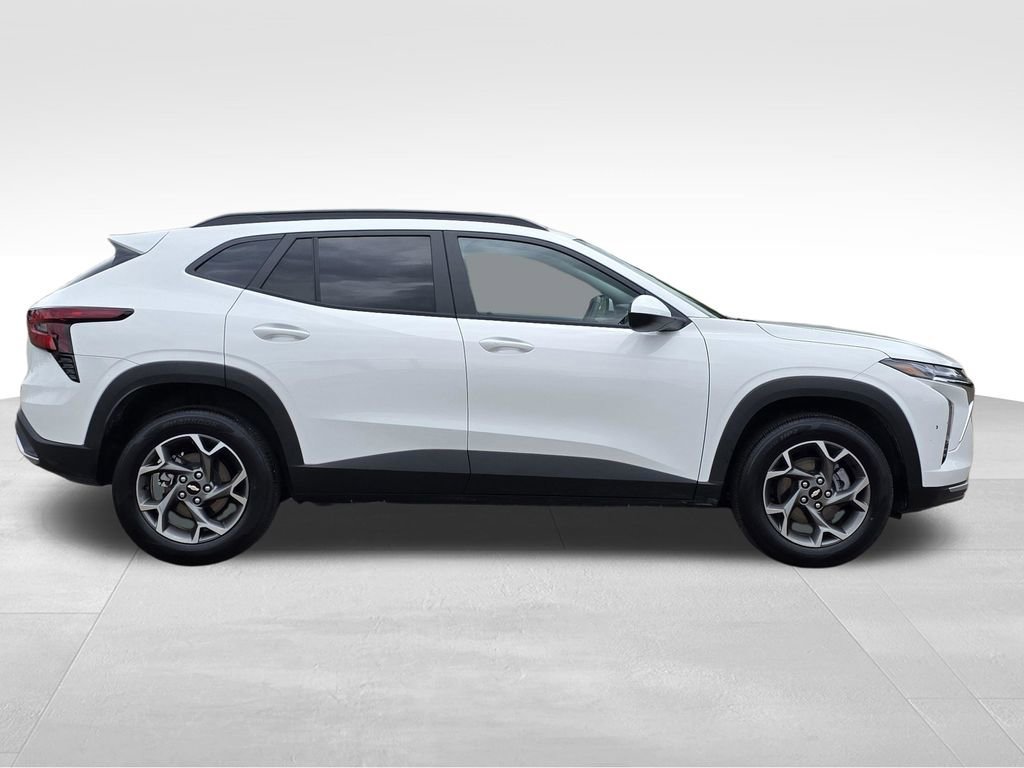 Used 2025 Chevrolet Trax LT w/ LT Convenience Package FWD image 9
