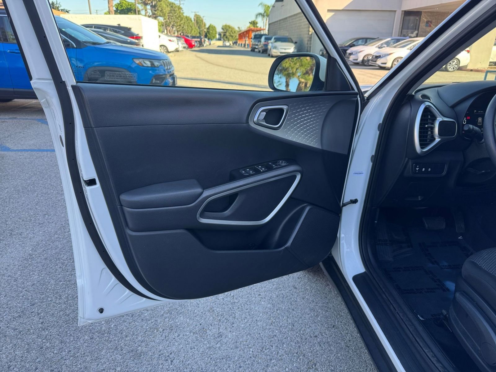 Used 2025 Kia Soul LX w/ LX Technology Package image 18