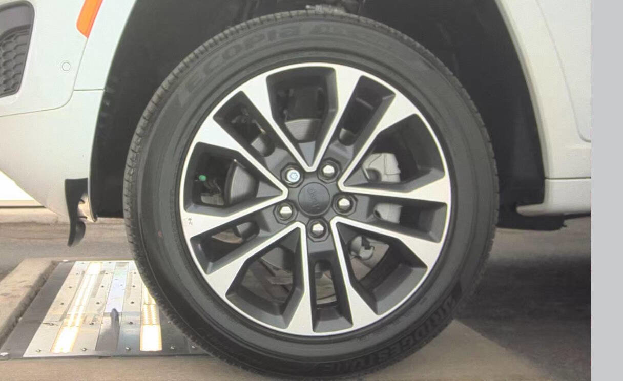 Used 2024 Jeep Grand Cherokee Overland AWD/4WD image 8