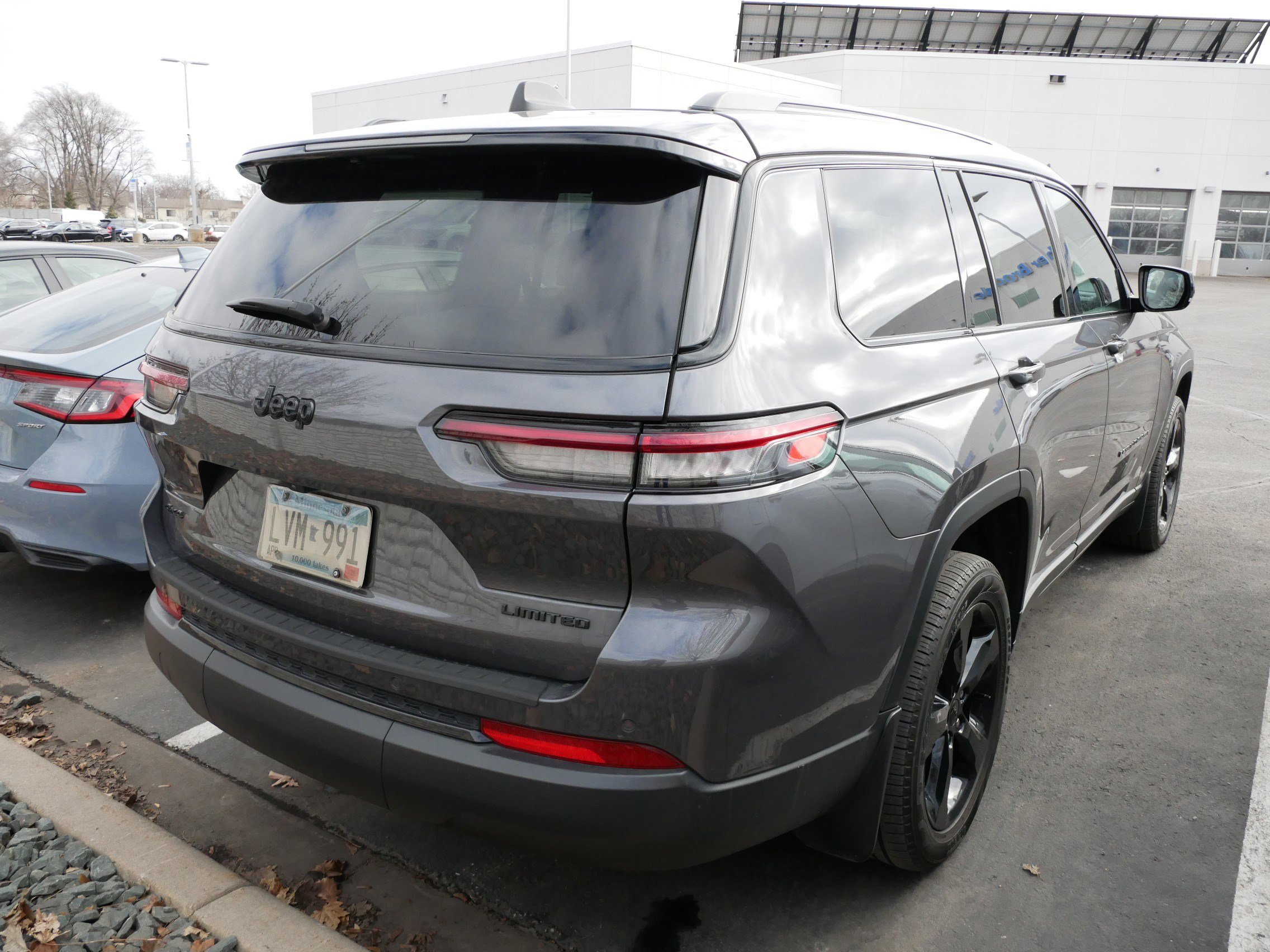 Used 2024 Jeep Grand Cherokee L Limited w/ Black Appearance Package image 4