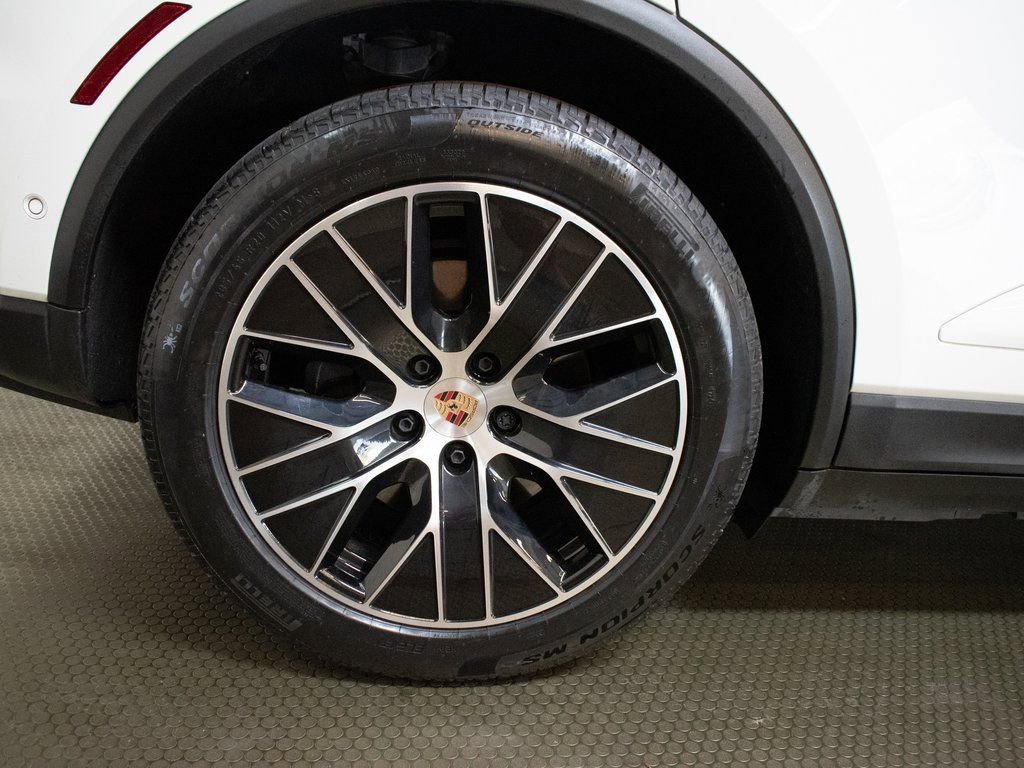 Certified 2025 Porsche Macan 4 Electric image 17