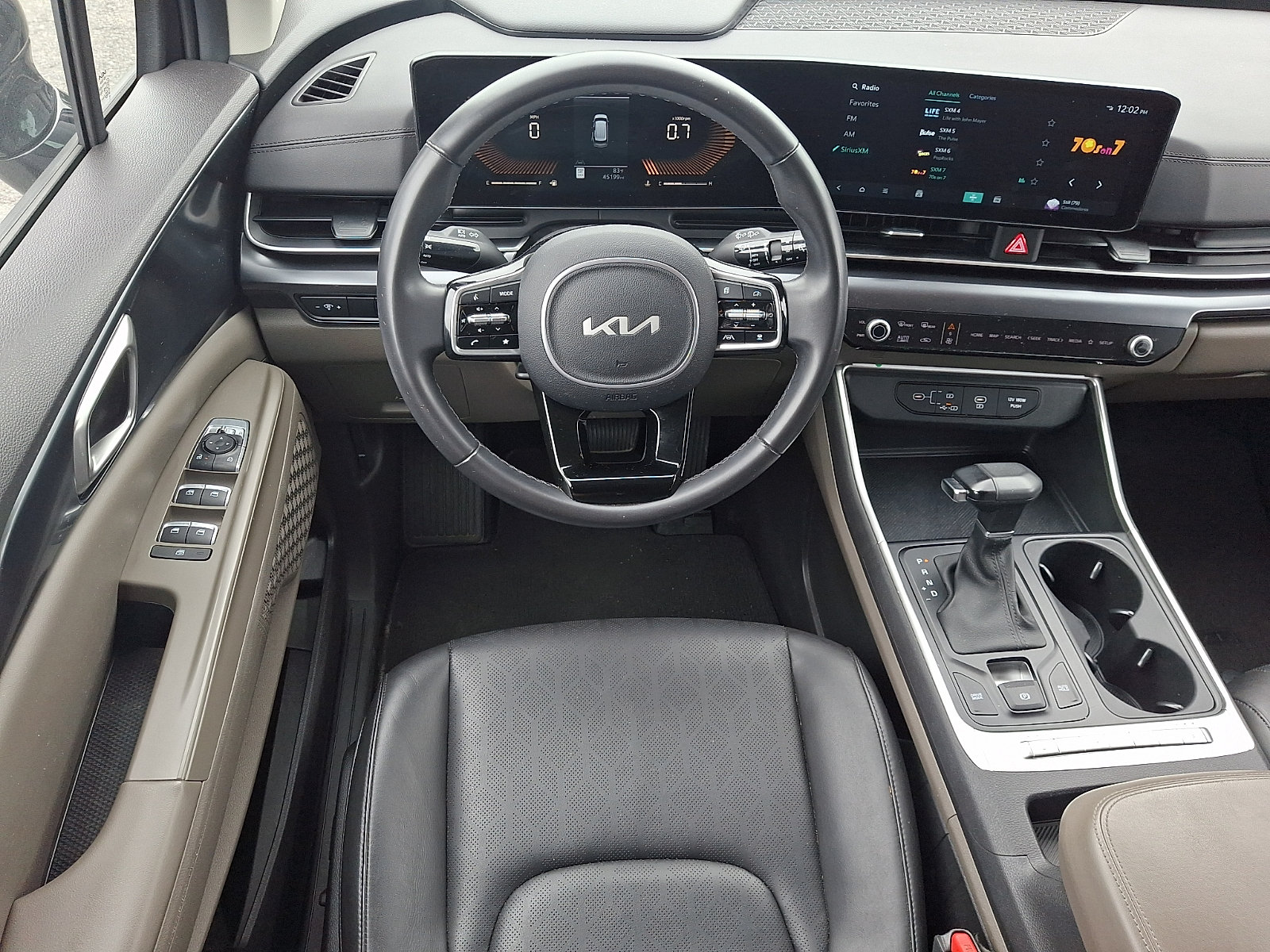 Used 2025 Kia Carnival FWD image 12