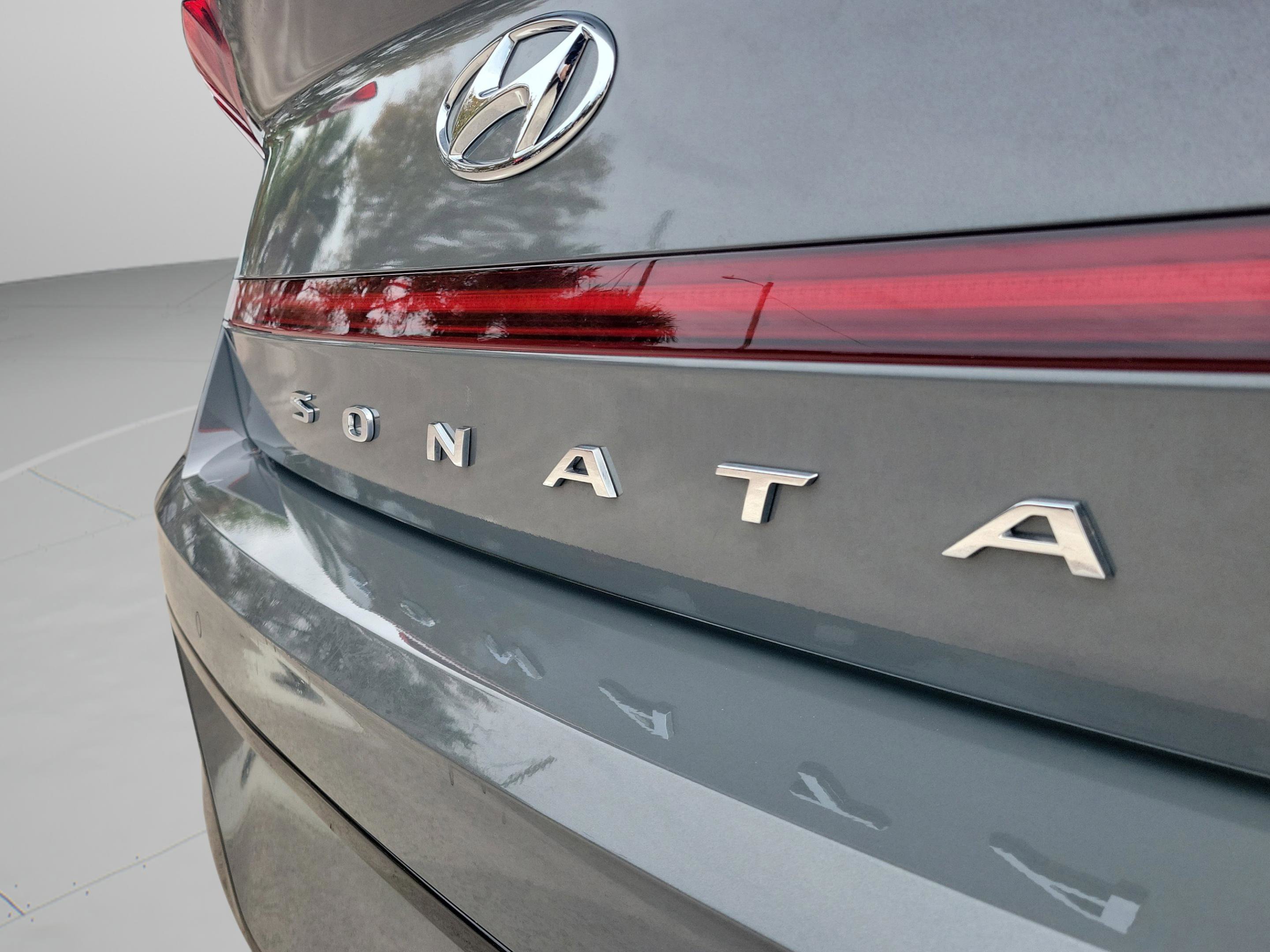 Used 2023 Hyundai Sonata Limited w/ Preferred Accessory Package image 6