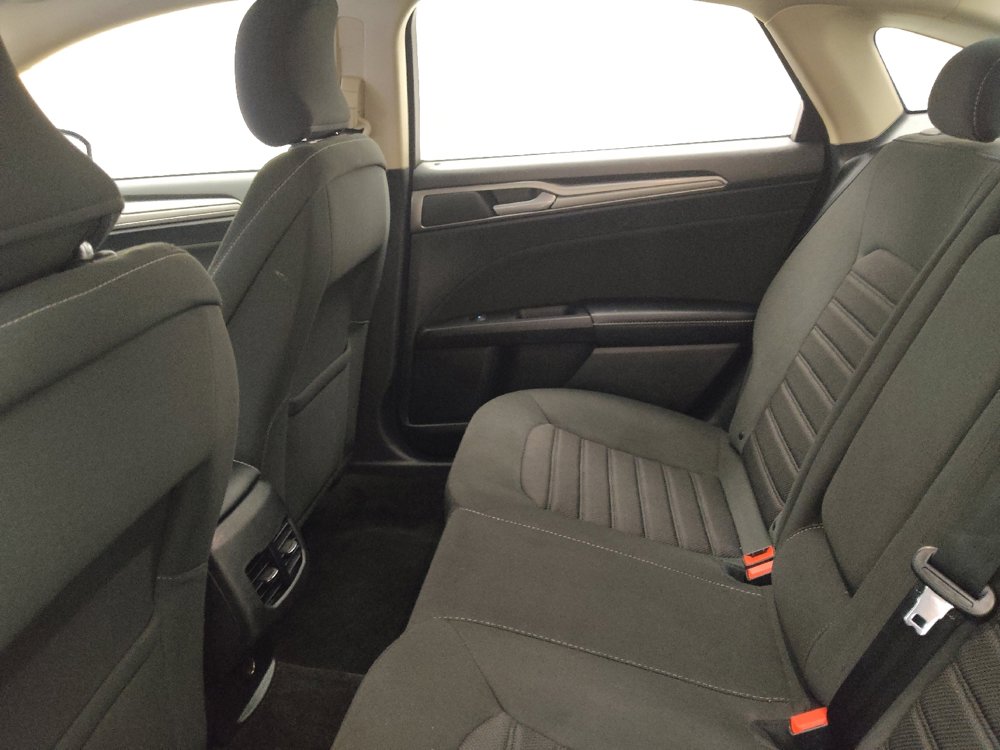 Used 2019 Ford Fusion SE image 18