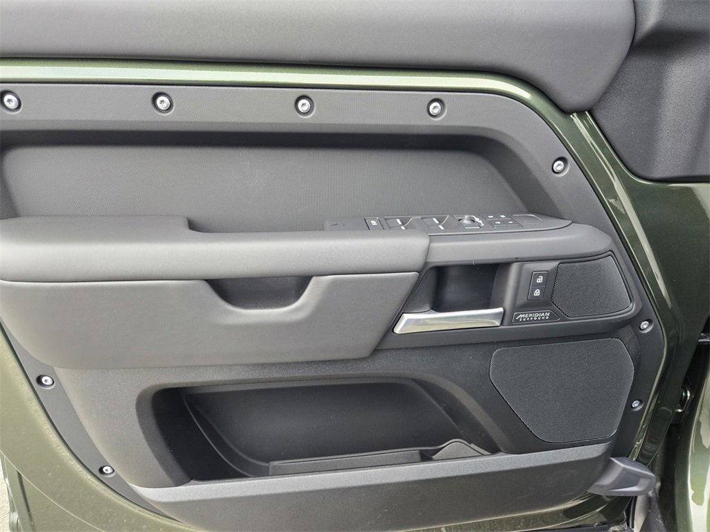 New 2026 Land Rover Defender 110 X-Dynamic SE image 10