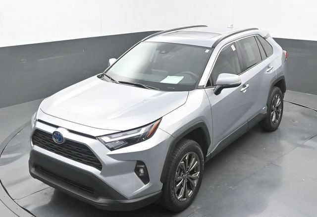 Used 2022 Toyota RAV4 XLE Premium AWD/4WD image 33