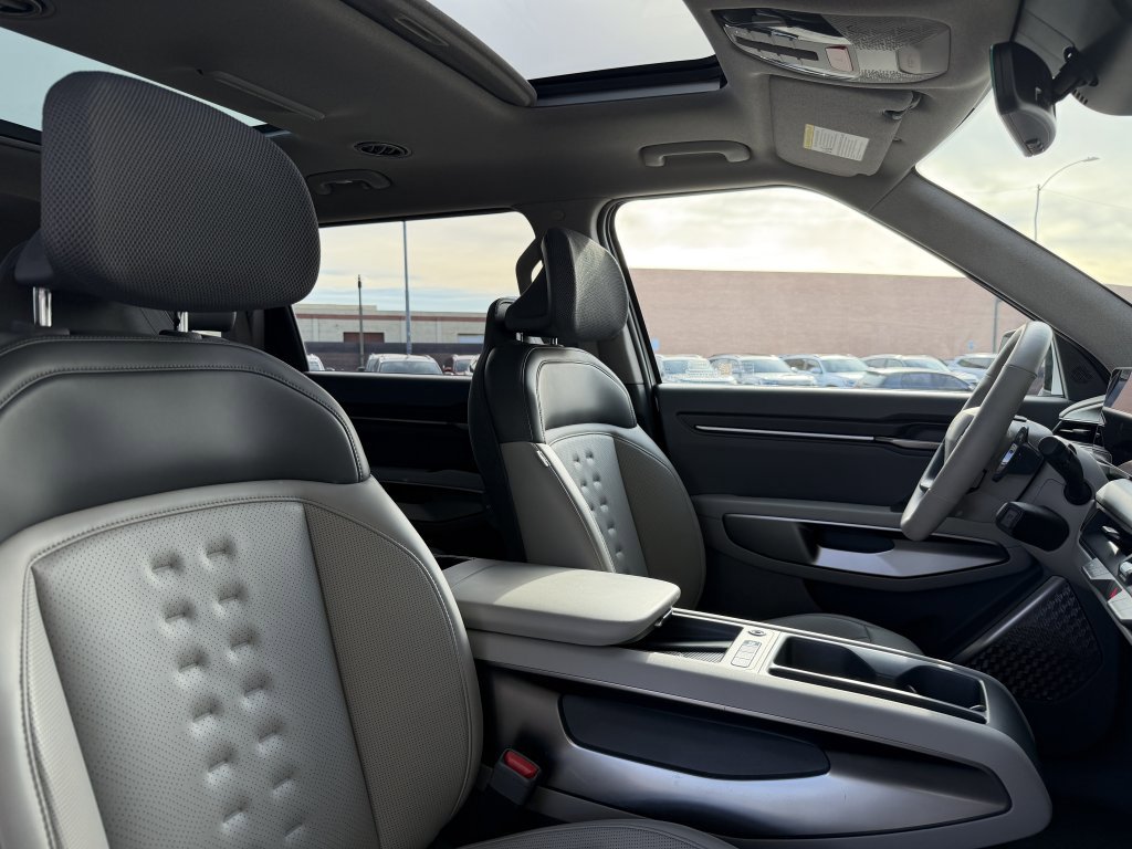 Used 2025 Kia EV9 Wind image 40