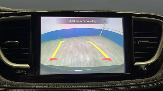 Used 2022 Chrysler Pacifica Touring-L FWD image 13