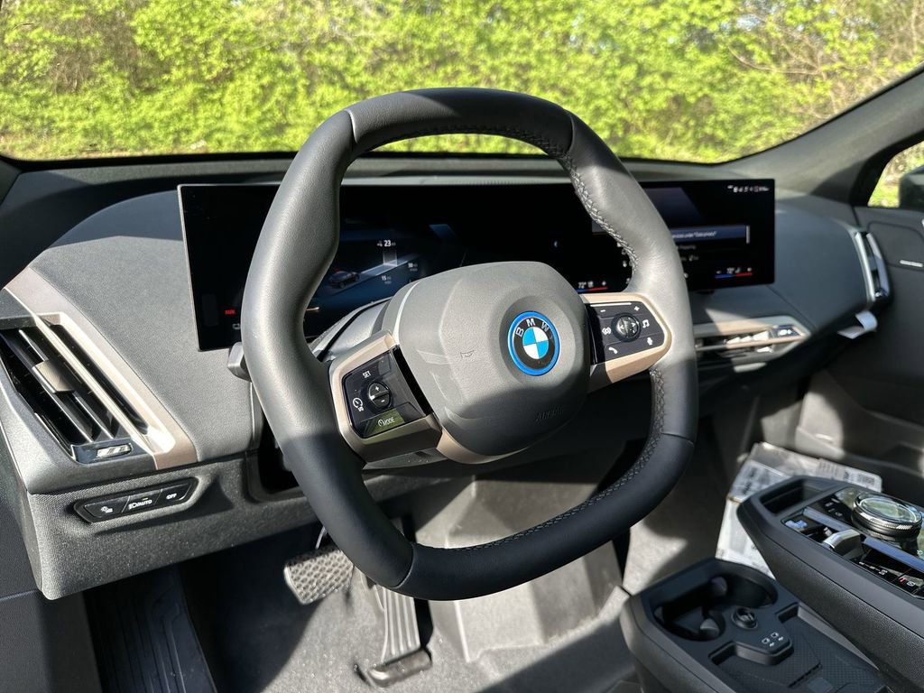Used 2025 BMW iX xDrive50 AWD/4WD image 16