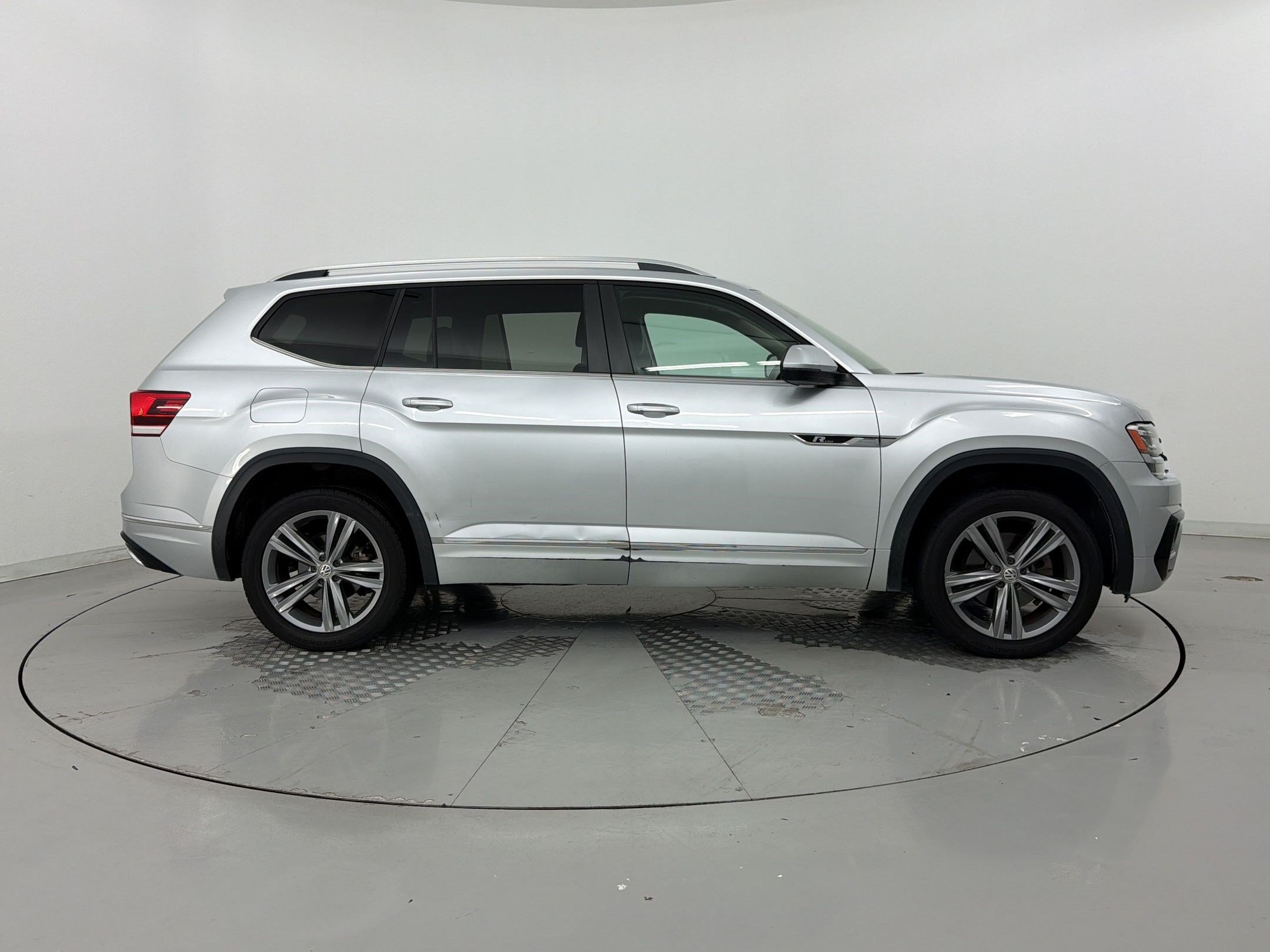 Used 2018 Volkswagen Atlas SEL w/ R-Line Package FWD image 8
