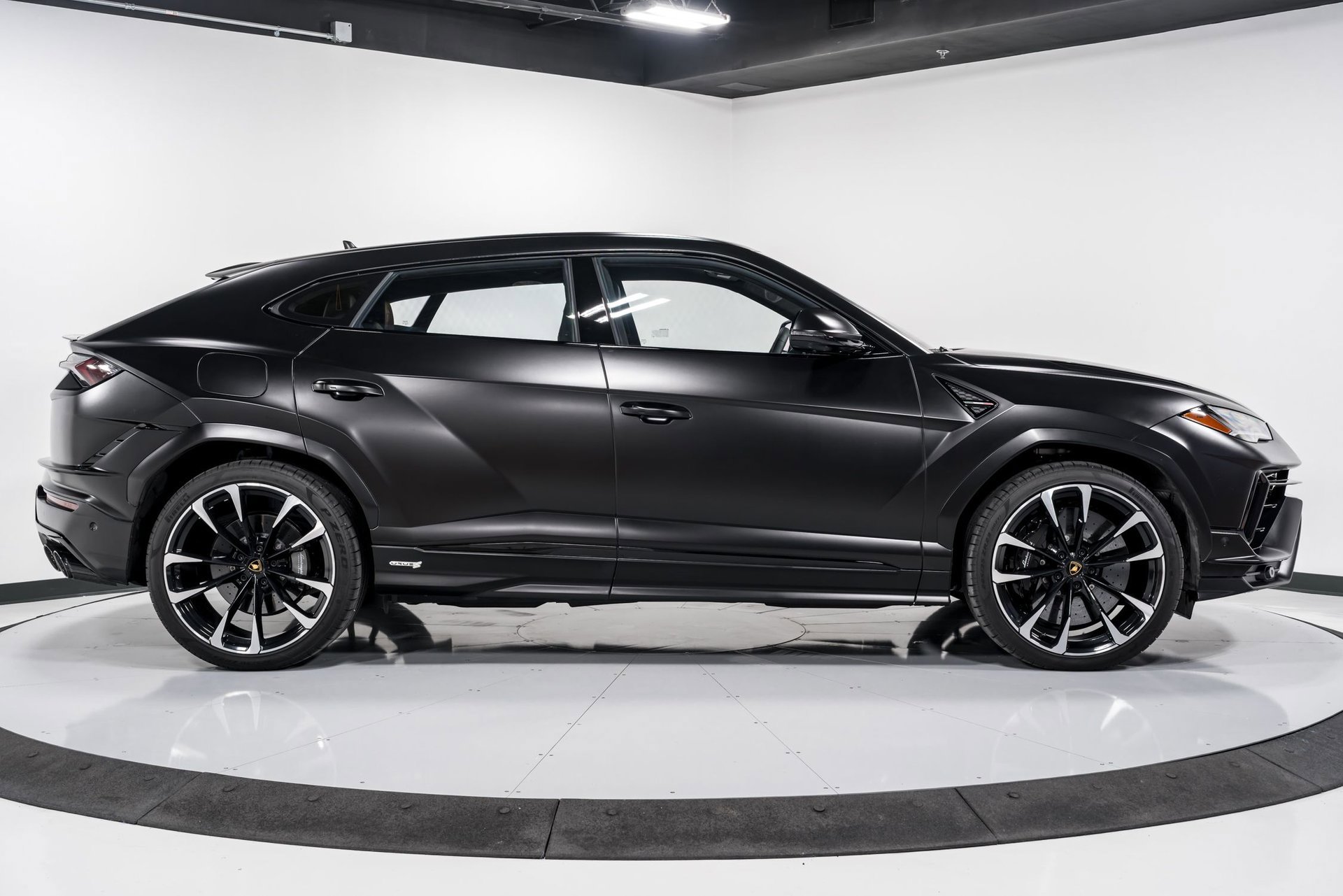 Used 2024 Lamborghini Urus S image 2