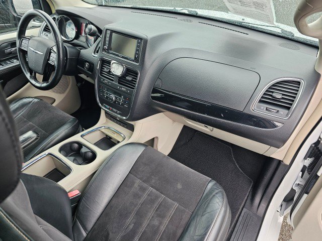 Used 2015 Chrysler Town & Country Limited FWD image 11